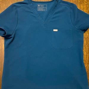 Figs XL scrub top